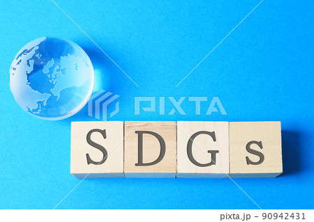 SDGsと書かれた積み木と透明の地球儀 90942431
