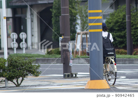自転車通学する女子高生 90942465