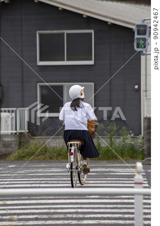 通学する女の子 通学する女の子 90942467