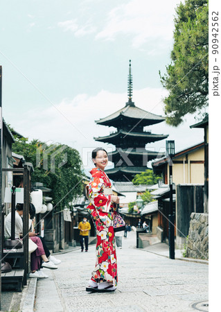 着物で京都を散策する若い女性のポートレート 90942562