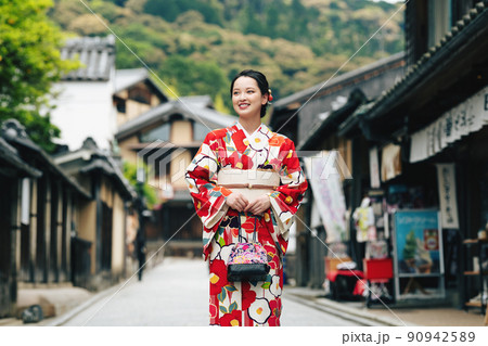 着物で京都を散策する若い女性 着物で京都を散策する若い女性 90942589