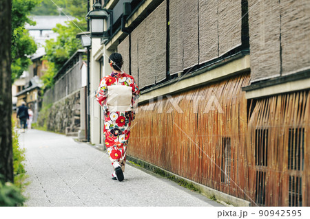 着物で京都を散策する若い女性 90942595