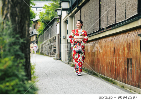 着物で京都を散策する若い女性 着物で京都を散策する若い女性 90942597