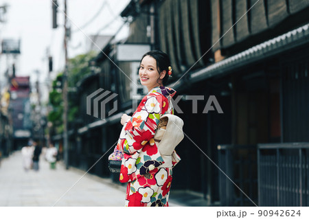 着物で京都を散策する若い女性 着物で京都を散策する若い女性 90942624