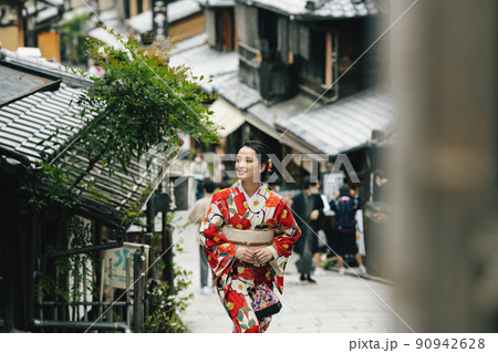 二寧坂を散策する着物姿の女性 90942628