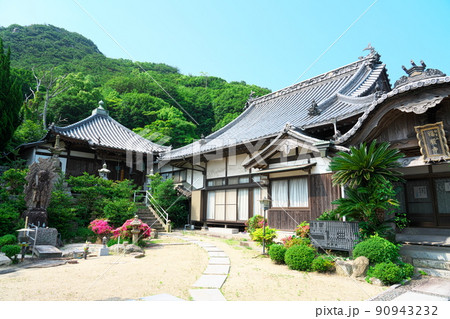 笠岡諸島最大の島・北木島 初夏の大浦地区の菩提寺・福厳寺境内と秋葉山1 岡山県笠岡市 笠岡諸島最大の島・北木島 初夏の大浦地区の菩提寺・福厳寺境内と秋葉山1 岡山県笠岡市 90943232
