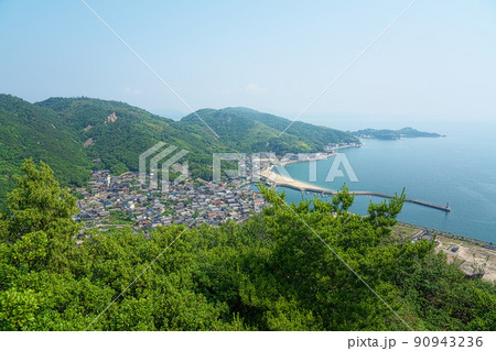 笠岡諸島最大の島・北木島　秋葉山の山上から見た初夏の大浦地区の風景1　岡山県笠岡市 90943236