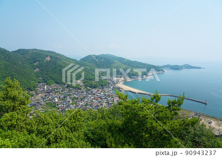 笠岡諸島最大の島・北木島 秋葉山の山上から見た初夏の大浦地区の風景2 岡山県笠岡市 笠岡諸島最大の島・北木島 秋葉山の山上から見た初夏の大浦地区の風景2 岡山県笠岡市 90943237