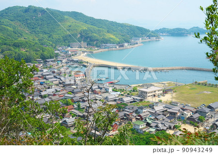 笠岡諸島最大の島・北木島　秋葉山の山上から見た初夏の大浦地区の風景5　岡山県笠岡市 90943249