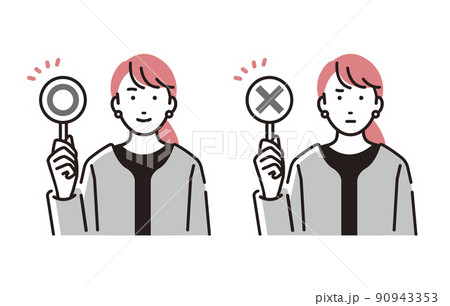人物 丸とバツの札を持つビジネスパーソン女性 90943353