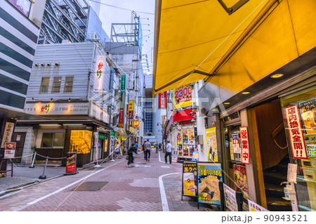 日本の東京都市景観 6月中旬だががいまだコロナ禍は続く…渋谷の飲み屋街。奥は渋谷109＝6月13日 90943521