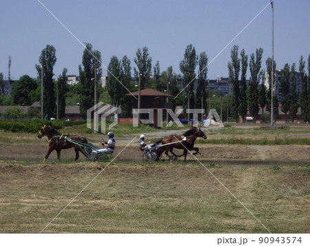 Opening of the summer season at the hippodrome and the first races of French trotter horses 90943574