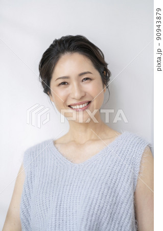 50代前半の女性　ビューティーイメージ　ポートレート 90943879