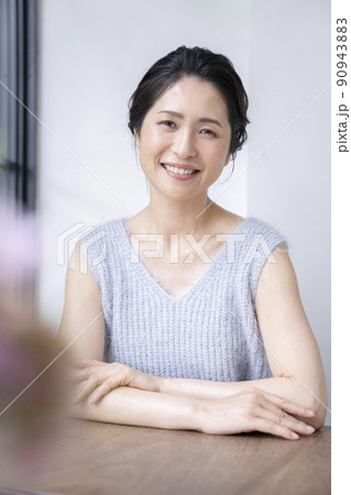 50代前半の女性　ビューティーイメージ　ポートレート 90943883