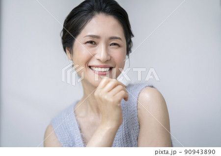 50代前半の女性　ビューティーイメージ　ポートレート 90943890