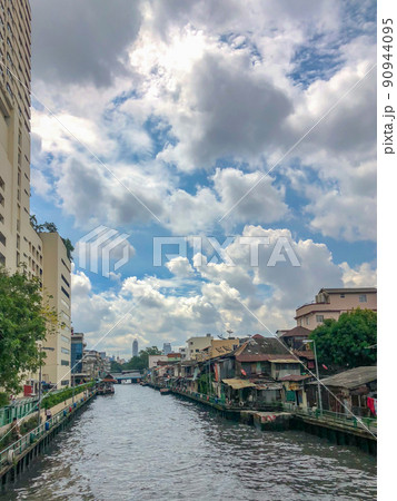 Sean Saep canel with the building, slam opposit in the day of open sky. 90944095