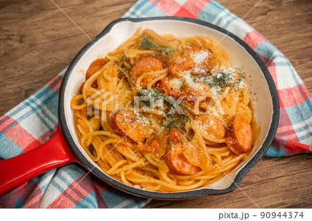 イタリアンパスタ　talian pasta made outdoors 90944374