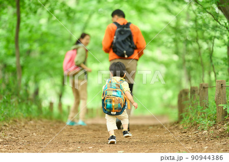 孫と山歩きするシニア夫婦 90944386