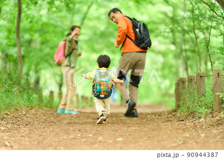 孫と山歩きするシニア夫婦 90944387