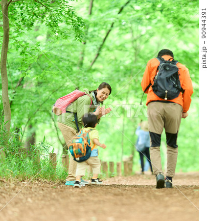 孫と山歩きするシニア夫婦 孫と山歩きするシニア夫婦 90944391