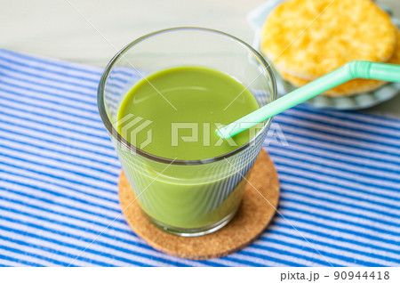 冷たい抹茶ラテ 冷たい抹茶ラテ 90944418