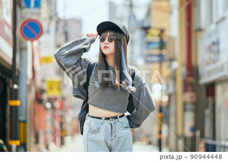 ポージングするZ世代の女性 90944448