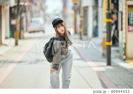 カメラ目線で立つZ世代の女性 カメラ目線で立つZ世代の女性 90944453