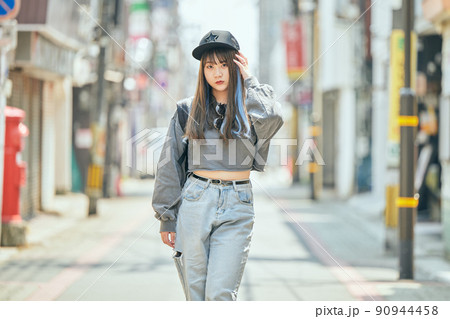 カメラ目線で立つZ世代の女性 90944458