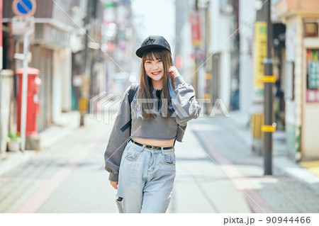 カメラ目線で立つZ世代の女性 90944466