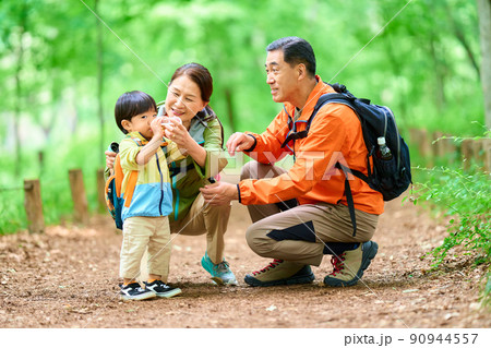 孫と一緒に山歩きするシニア夫婦 孫と一緒に山歩きするシニア夫婦 90944557