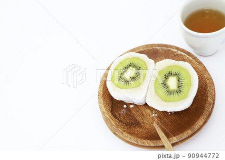 大きい大福でお茶の時間 90944772