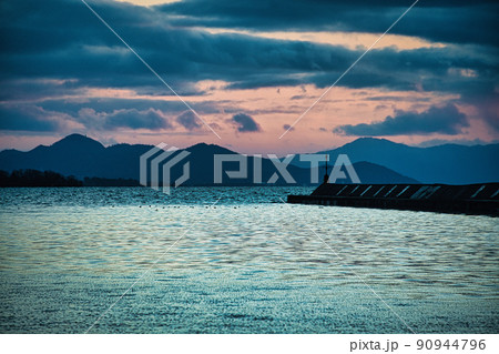 彦根港の夕陽 彦根港の夕陽 90944796