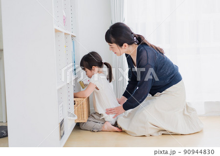 お家で子供と遊ぶお母さん 90944830