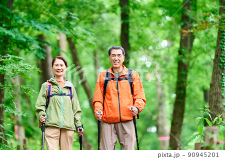 山歩きするシニア夫婦 山歩きするシニア夫婦 90945201