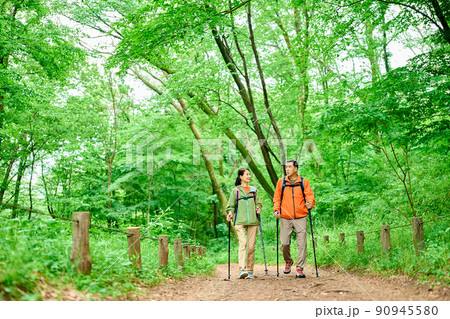 山歩きするシニア夫婦 90945580