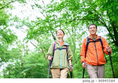 山歩きするシニア夫婦 山歩きするシニア夫婦 90945584