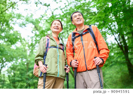 山歩きするシニア夫婦 山歩きするシニア夫婦 90945591