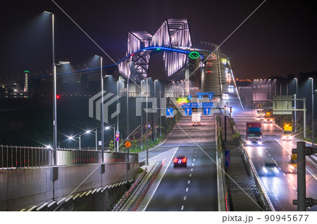 《東京都》ゲートブリッジの夜景・交通物流イメージ 90945677