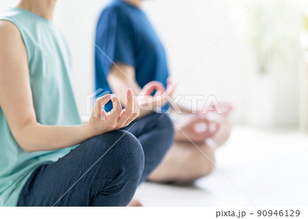 瞑想するシニア男女 ヨガ マインドフルネス 瞑想するシニア男女 ヨガ マインドフルネス 90946129