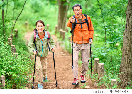 山歩きするシニア夫婦の後姿 山歩きするシニア夫婦の後姿 90946343