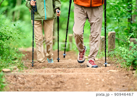 山歩きするシニア夫婦 90946467