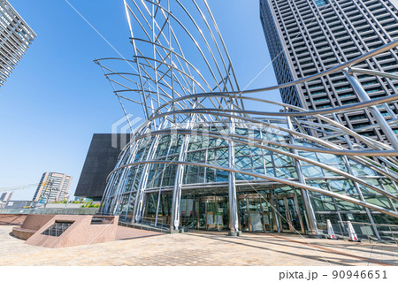 大阪府大阪市　快晴の国立国際美術館 90946651