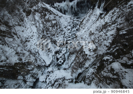 冬になり雪化粧している華厳の滝とその周辺 90946845