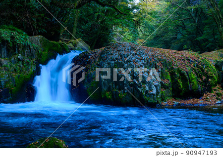 菊池渓谷「秋の紅葉風景」渓谷の水流・滝景色 90947193