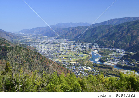 紅葉する箸蔵寺の山と東みよし町から吉野川下流域の眺め 90947332