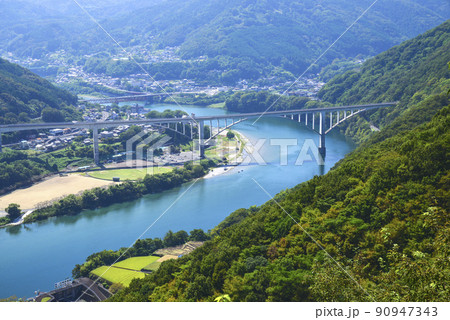 初秋の池田ダム湖の眺め 90947343