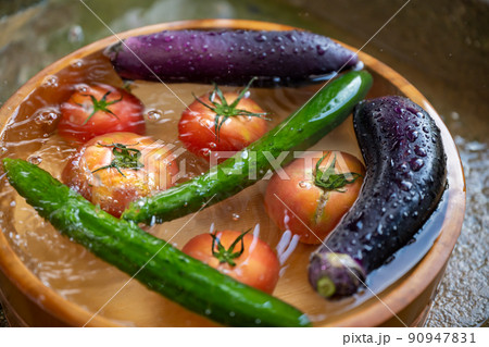 暑い夏に冷えた夏野菜 90947831