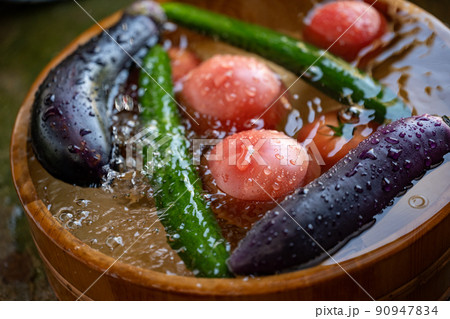暑い夏に冷えた夏野菜 90947834