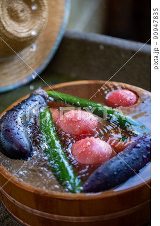 暑い夏に冷えた夏野菜 90947835