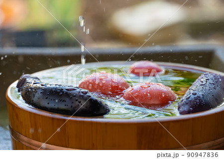 暑い夏に冷えた夏野菜 90947836